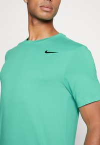 Nike Performance TEE CREW SOLID - T-shirt desportiva - light menta/black