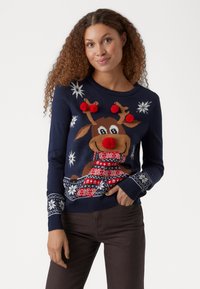 Pulover tricotat bleu marin cu un design de ren, cu pompoane roșii, modele cu fulgi de zăpadă și o eșarfă festivă roșie și albă la baza.