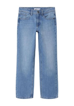 Jean en denim bleu clair à coupe droite, avec poches avant, passants de ceinture et fermeture par bouton sur fond blanc.