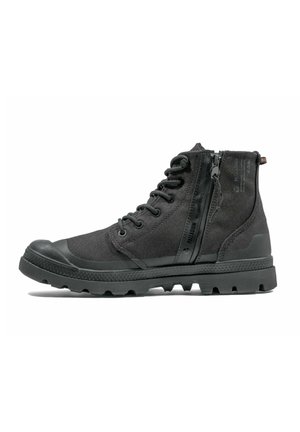 Bottes montantes noires avec une tige en textile, un embout en caoutchouc, une fermeture éclair latérale et une semelle texturée pour l'adhérence. Comprend des lacets et des détails de logo.