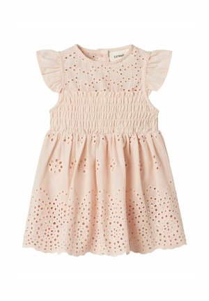 Robe rose clair avec un corsage smocké, des manches volantes et des détails en broderie ajourée au bas de la jupe. Tissu en coton.