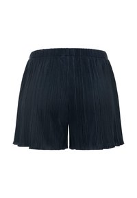 Shorts noirs plissés avec taille élastique et coupe ample, conçus pour une tenue décontractée.