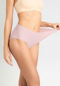 Jasnoróżowe majtki z wysokim stanem wykonane z gładkiego materiału, z bezszwowym wzorem i szerokim pasem dla komfortu.