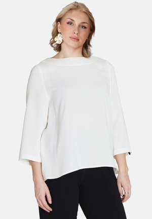 Weißes, solides Blusenshirt mit Dreiviertelärmeln, Bootsausschnitt und weicher Textur; kombiniert mit schwarzen Hosen für den Kontrast.