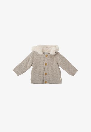 Chaqueta de punto beige claro con un patrón de diamante, capucha forrada de pelo sintético y cinco botones de madera en el frente. Mangas largas y tejido texturizado.