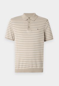 Beige polo tričko s vodorovnými bílými pruhy, krátkým rukávem, žebrovaným límečkem a jemným logem na hrudi. Měkká pletená tkanina.