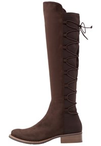 Hnědé kozačky po kolena s měkkým semišovým materiálem, zaoblenou špičkou a šněrováním podél vnější strany. Stohovaný podpatek a hladká textura.