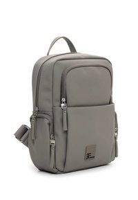 Szary plecak wykonany z gładkiego, trwałego materiału; wyposażony w kilka zapinanych na zamek kieszeni, górny uchwyt oraz regulowane boczne paski.