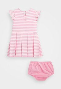 Vestito a righe rosa con maniche svolazzanti e pieghe, accompagnato da mutandine rosa tinta unita abbinate. Tessuto morbido ed elastico per il massimo comfort.