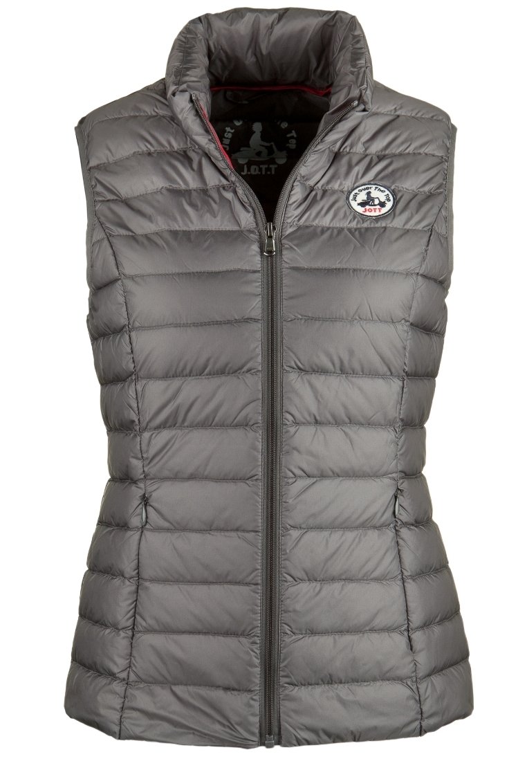 Szara puchowa kamizelka z wysokim kołnierzem, zamkiem błyskawicznym, poziomym pikowaniem oraz naszywką z logo na lewej piersi. Lekka i ocieplana.