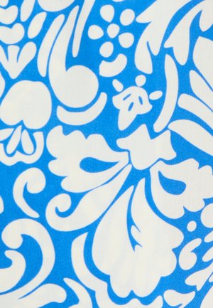 Blauwe en witte stof met gedurfde bloem- en bladmotieven. Het ontwerp is ingewikkeld, met een zachte textuur en contrasterende kleuren.
