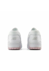 Vita sneakers med en texturerad ovandel, som har en liten rosa sula och en subtil pr präglad logotyp på hälen.