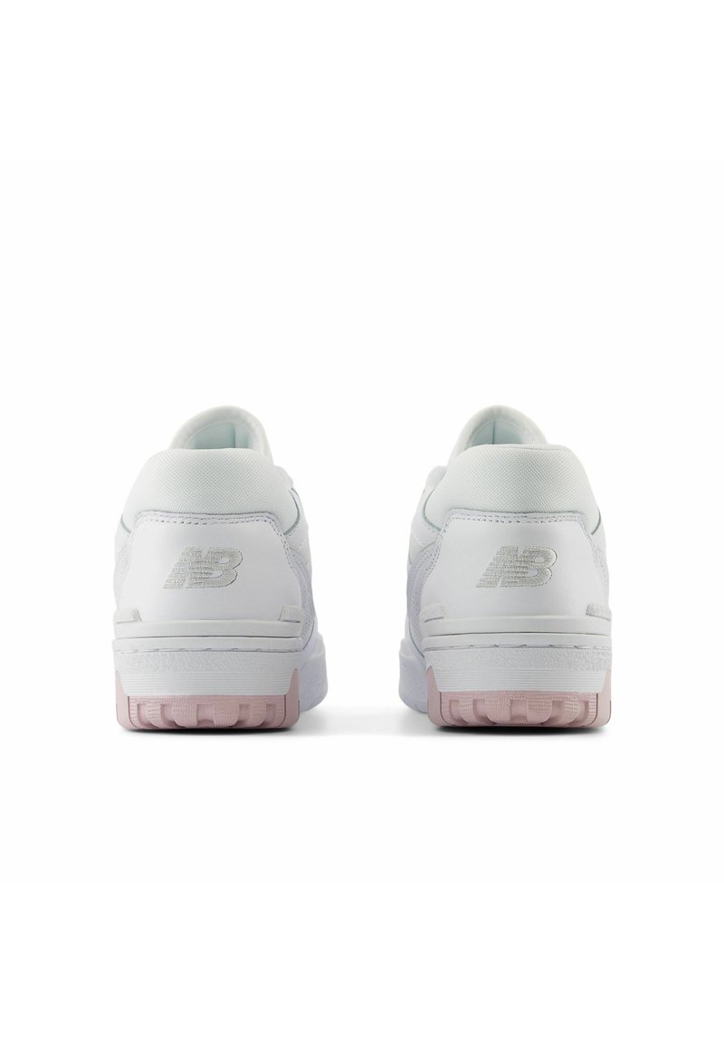 Zapatillas blancas con un upper texturizado, que presentan una pequeña suela rosa y un discreto logo en relieve en el talón.