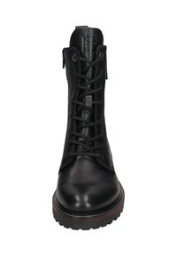 Schwarze Leder-Stiefelette mit runder Spitze, Schnürdesign und strukturiertem Finish. Verfügt über eine rot akzentuierte Sohle und einen seitlichen Reißverschluss für einfaches Anziehen.