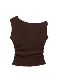 Brązowy, teksturowany, bezrękawnikowy crop top z asymetrycznym dekoltem oraz marszczeniami po bokach i z przodu.