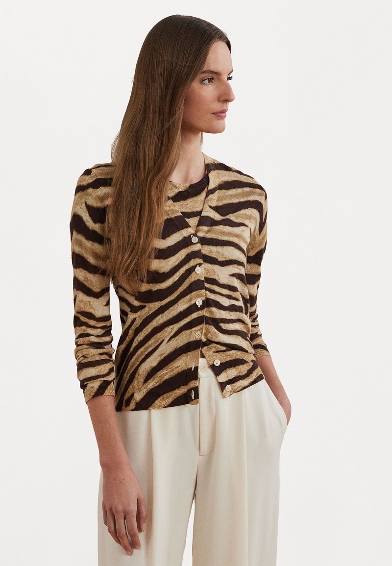 Gehaakte cardigan in bruin en beige tijgerstrepen, met lange mouwen, een ronde halslijn en een sluiting met knopen aan de voorkant. Zachte, gewatteerde stof.