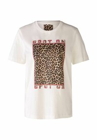 Bílá bavlněná tričko s leopardím potiskem uvnitř červeného rámu, s textem "SPOT ON" nahoře a dole od designu. Krátké rukávy.