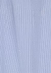 Gros plan d'un tissu bleu clair avec de fines rayures blanches verticales, montrant un pli doux créant une ligne diagonale subtile.
