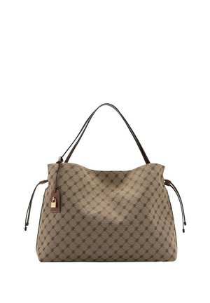 Sac cabas beige à motif avec des poignées en cuir marron et des liens latéraux, avec une petite étiquette en cuir avec un charm cadenas doré.
