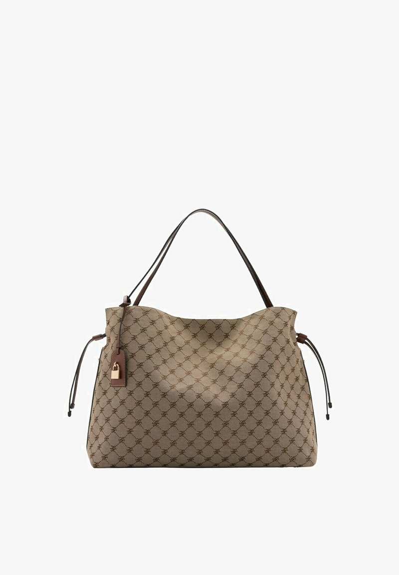Sac cabas beige à motif avec des poignées en cuir marron et des liens latéraux, avec une petite étiquette en cuir avec un charm cadenas doré.