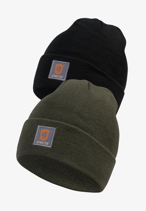 Des bonnets en tricot noirs et vert olive avec un revers replié et un patch rectangulaire gris comportant un logo orange.