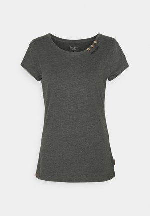 Camiseta gris de manga corta hecha de tela suave. Presenta un escote redondo, tres botones de madera en el hombro izquierdo y un pequeño detalle de logotipo.