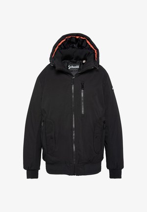 Zwarte geïsoleerde jas met een afneembare capuchon, twee voorzakken en een ritssluiting. Het interieur is voorzien van een feloranje voering.