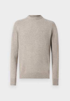 Jasnoszary sweter wykonany z miękkiej tkaniny. Posiada prążkowany okrągły dekolt, długie rękawy oraz dopasowane prążkowane wykończenie. Dyskretne logo na piersi.