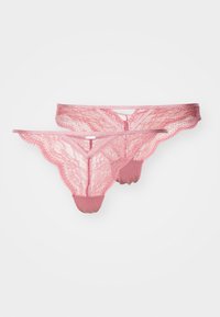 Roze kanten string met een geschulpte rand en zachte stof. Bevat twee paar met een bloemenpatroon en een decoratieve uitsnijding.