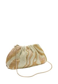 Torebka kopertówka o strukturze w stonowanych odcieniach zieleni, brązu i złota. Ma marszczony wierzch oraz złoty łańcuszek, z wzorzystą fakturą.