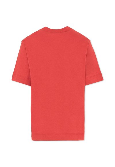 Effen rood katoenen T-shirt met korte mouwen, van achteren gezien op een witte achtergrond.