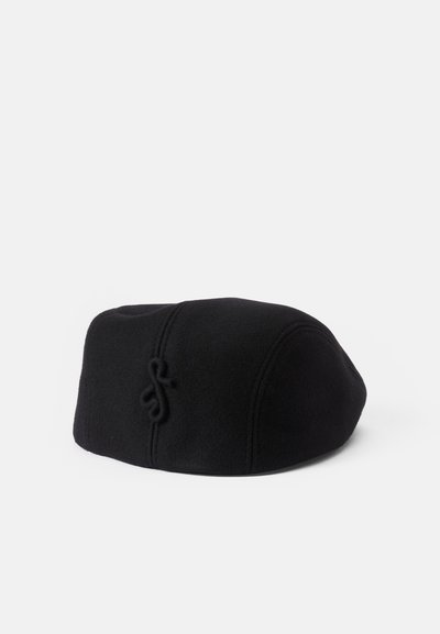 Mustavillainen huopahattu, jossa on pyöreä muotoilu, brodeerattu logo ja sileä pinta. Sopii erilaisiin rentoihin asusteisiin.
