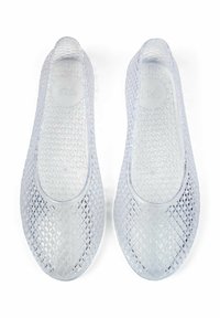 Läpinäkyvät ballet-tossut, joissa on teksturoitu timanttimalli, sileä pyöristetty kärki ja sisäiset tartuntapisteet mukavuutta varten. Tasapohja, ei näkyvää metalliosaa.