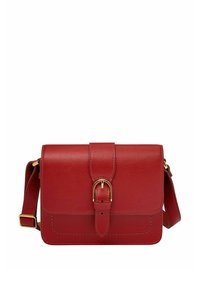Sac bandoulière en cuir rouge avec une finition texturée, fermeture à bouclerie sécurisée et bandoulière réglable. Comprend des coutures visibles et une forme rectangulaire.
