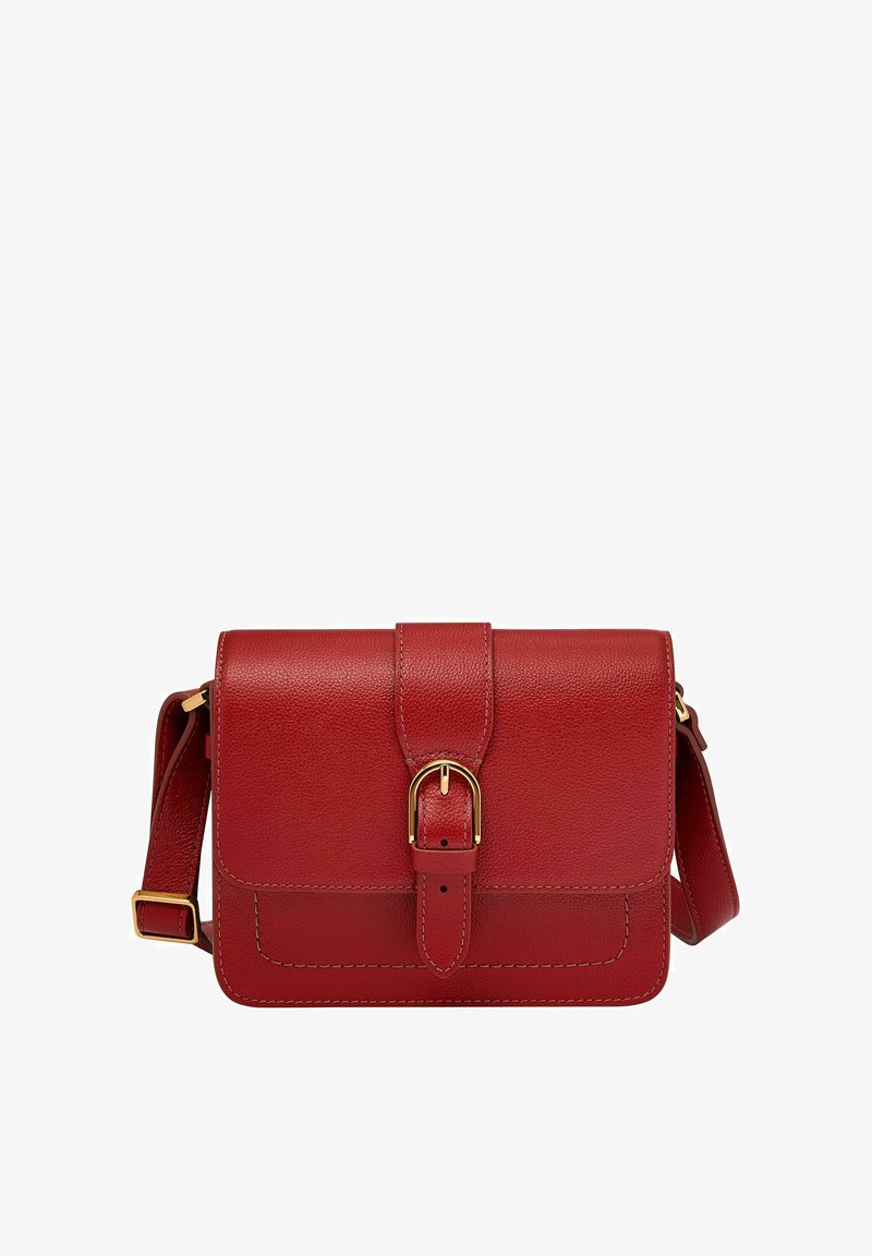 Sac bandoulière en cuir rouge avec une finition texturée, fermeture à bouclerie sécurisée et bandoulière réglable. Comprend des coutures visibles et une forme rectangulaire.