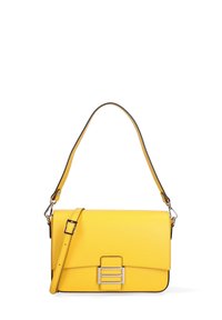 Borsa a tracolla gialla in pelle rettangolare con tracolla regolabile e chiusura a fibbia rettangolare in argento.