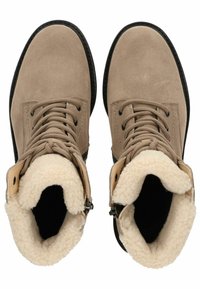 Botines de ante beige con un suave forro de piel sintética color crema, punta redonda, suela de goma negra y diseño de cordones con detalle de cremallera lateral.