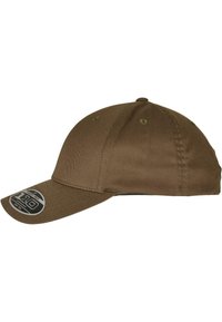 Barna baseball sapka ívelt napellenzővel, texturált szövetből készült. Szellőzőnyílásokkal rendelkezik, és a napellenzőn egy 110-es számot tartalmazó címke található.