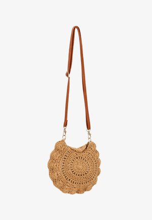 Háčkovaná taška béžové barvy s kruhovým vzorem, vroubkovanými okraji a hnědým nastavitelným popruhem. Má kovové doplňky pro připevnění popruhu.