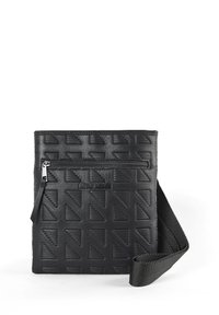 Borsa a tracolla nera realizzata in materiale texture con un motivo geometrico, tasca con zip e una tracolla intrecciata. Logo del marchio impresso sulla parte anteriore.
