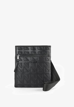 Crna torbica preko tijela izrađena od teksturiranog materijala s geometrijskim uzorkom, džepom na zatvarač i tkanim remenom. Logo branda urezan je na prednjoj strani.