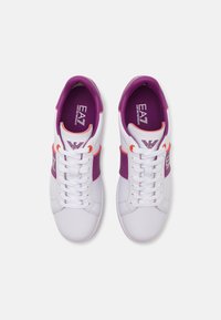 EA7 Emporio Armani CLASSIC UNISEX - Tenisice - white/hollyhoc/fieryco