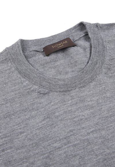 Grauer leichter Strickpullover mit rundem Ausschnitt. Hat eine glatte Textur und enthält ein "Slowear"-Etikett im Kragen.