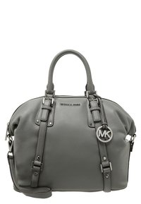 Bolso de cuero gris con dos asas superiores, correa de hombro desmontable y herrajes en plata. Presenta un charm con el logo de MK y una textura sutil.