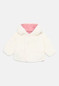 Vit plyschjacka med en rosa insida, med huva, dubbelknappning och två framfickor. Mjuk textur.
