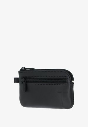 Schwarze Leder-Reißverschlussbörse mit glatter Textur, die ein erhabenes Kreuzdesign auf der Vorderseite und einen silberfarbenen Reißverschluss aufweist.