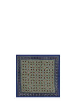 Pañuelo cuadrado con un centro verde apagado que presenta pequeños motivos florales en azul y naranja, bordeado por un intrincado patrón geométrico azul.
