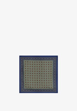 Pañuelo cuadrado con un centro verde apagado que presenta pequeños motivos florales en azul y naranja, bordeado por un intrincado patrón geométrico azul.