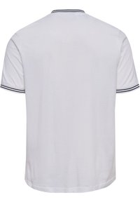 Hvid T-shirt med korte ærmer, der har en ensfarvet baggrund med marineblå stribede detaljer på kraven og ærmerne, lavet af blødt stof.