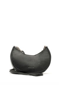 Borsa in pelle nera con forma curva, finitura texture, hardware argentato e una lunga tracolla. Presenta una chiusura con zip e dettagli con il logo.